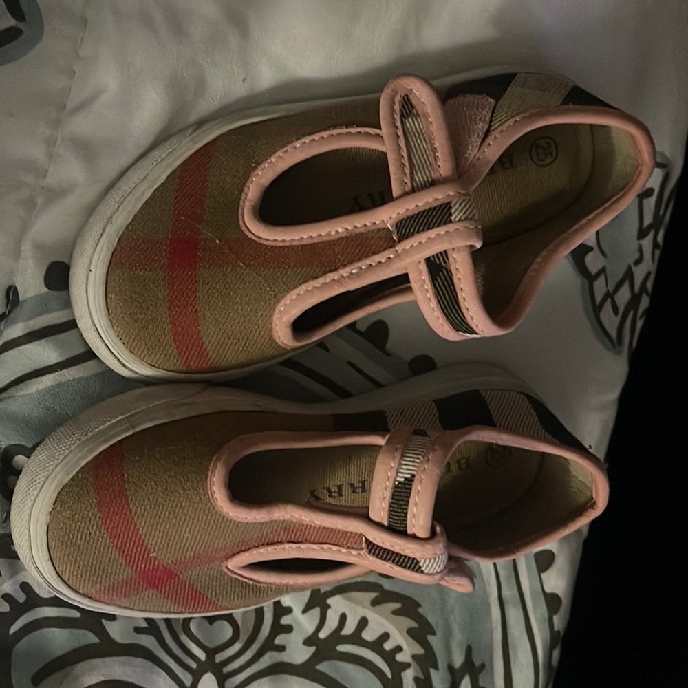Burberry girls shoe size 25